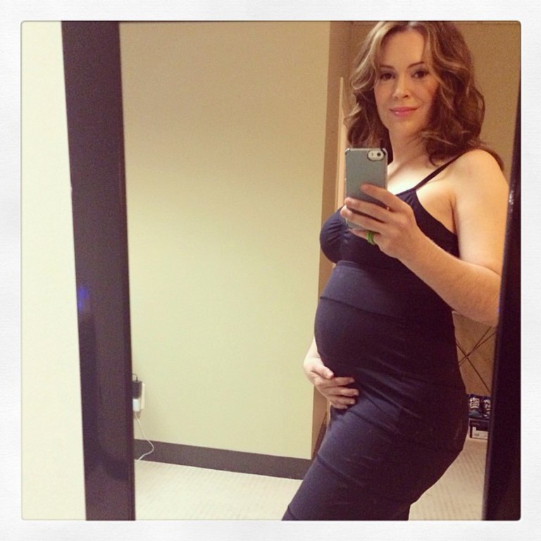 Alyssa Milano prend un bumpy dans le miroir de la salle de bain